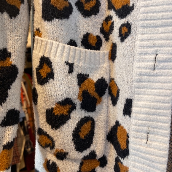 Cheetah Printed Cardigan - Picture 5 of 6